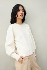 Sweater negro de tejido de punto con mangas abullonadas y puños elastizados.