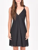 Vestido corto con estampado floral multicolor sobre fondo blanco, de escote en V y tirantes finos. Presenta un diseño entallado en el busto y falda con ligero vuelo.