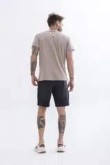 Remera azul marino de manga corta con pequeño estampado en el pecho.