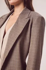 Blazer oversize con estampado de cuadros en tonos marrones y beige.