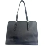 Cartera tipo tote de color negro, con diseño estructurado y acabado texturizado. Cuenta con doble asa larga para llevar al hombro y detalles decorativos de tiras con hebillas metálicas plateadas en la parte frontal.