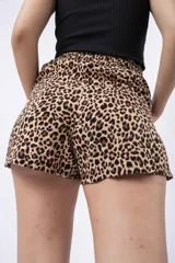 Short de tiro alto con estampado animal print de leopardo, cintura elástica fruncida y bolsillos laterales.