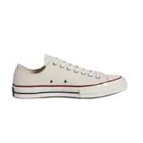Championes Converse Chuck 70 color crema con detalles en rojo y azul en la suela.