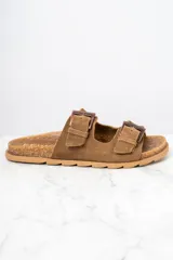 Sandalias marrones de cuero gamuzado con doble tira y hebillas metálicas.