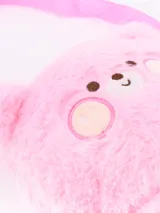 Cartera de peluche con forma de helado de cono, con la parte superior blanca que simula un oso de peluche con mejillas rosadas. Tiene una correa blanca para llevar al hombro.