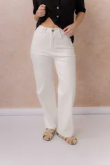 Jeans rectos blancos de tiro medio, con diseño clásico de cinco bolsillos, cierre de botón y bragueta, y perneras ligeramente amplias.
