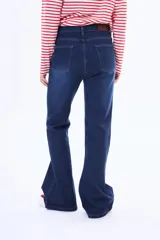 Jean de corte recto y tiro medio, confeccionado en denim negro con efecto lavado. Presenta cierre frontal con botón y bolsillos laterales.