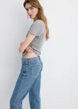 Jeans de denim de corte recto en color azul medio, de tiro medio con bolsillos clásicos y cierre frontal.