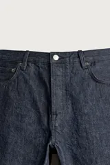Jeans slim straight fit confeccionados en denim de algodón de origen italiano. Presentan un diseño de cinco bolsillos, tiro bajo, pierna recta y cierre frontal de botonadura.