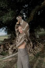 Jean wide leg color marrón, con corte recto y amplio, y costuras protagonistas que crean un diseño geométrico en las piernas.