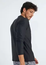 Remera de protección UV color negro, de manga larga y cuello redondo.