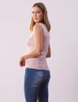 Musculosa negra acanalada con cuello redondo y sin mangas.