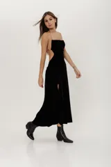 Vestido largo midi de terciopelo azul marino, con breteles de cadena plateada, espalda descubierta, corte ajustado y tajo lateral.