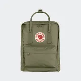 Mochila Fjallraven Kanken Classic de color verde militar, confeccionada en tejido Vinylon F resistente. Cuenta con un compartimento principal con cremallera, un bolsillo frontal con cierre, asas superiores con broche y correas ajustables para los hombros. Incluye el parche circular con el logotipo de la marca en el frente.