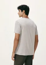 Camiseta básica de manga corta y cuello redondo, color rojo oscuro.