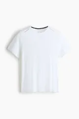 Remera deportiva de running en color blanco, confeccionada en tejido funcional DryMove™ de corte estándar con cuello redondo, detalles reflectantes y aberturas laterales en el bajo.