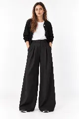 Pantalon de lino negro de corte wide leg, con cintura alta definida, pinzas frontales y bolsillos laterales.