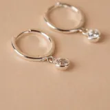 Aros tipo argolla pequeña en plata 925 con dije colgante de circonia en engarce inglés.