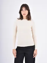 Remera de manga larga con cuello redondo, confeccionada en tejido liso de color negro.