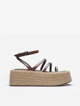 Sandalias con plataforma de esparto y tiras finas color marrón.
