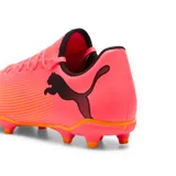 Championes de fútbol Puma Future 7 Play, color coral con detalles en negro y naranja.