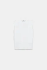Top de punto blanco sin mangas con cuello subido, hombreras marcadas y espalda descubierta con cierre de botones.