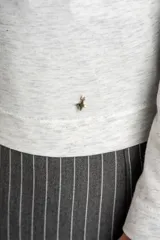 Remera gris melange de manga larga y cuello bote, de calce ajustado al cuerpo.