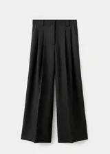 Pantalón wide leg de tiro alto color negro, con diseño largo, bolsillos laterales, detalle de pinzas y cierre oculto con botón, gancho y cremallera.