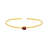 Brazalete ajustable de plata 925 bañada en oro 18k con una piedra granate central en forma de gota.