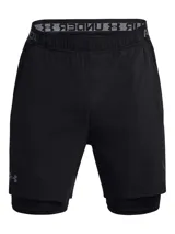 Short deportivo 2 en 1 Under Armour, compuesto por un short exterior tejido ultraligero y un short de compresión integrado. Presenta paneles perforados para ventilación, bolsillos laterales y cintura con cordón ajustable.