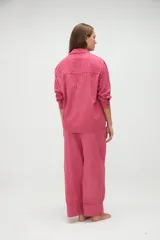 Pantalón de pijama de algodón con diseño de rayas verticales en tonos azul y bordó, corte holgado, cintura elástica y botamangas con vuelta.