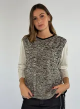 Chaleco de punto con diseño trenzado en tonos gris y negro, con cuello redondo y ribete negro.