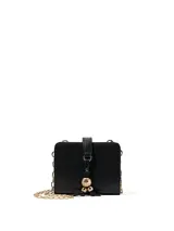 Cartera pequeña de cuero sintético negro con cierre a presión, detalles de cuentas metálicas doradas y correa de cadena dorada.