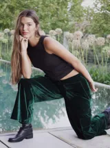 Pantalón cargo de terciopelo verde oscuro, de corte holgado, cintura elástica y bolsillos con solapa en la parte trasera. Cuenta con detalle de bordado rojo en la parte superior.