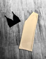 Pantalón palazzo color marrón claro con cintura elastizada.
