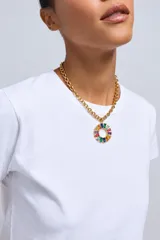Collar de cadena rolo dorada con un dije circular decorado con cristales de colores en formato baguette formando un aro multicolor.
