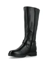 Bota de caña alta confeccionada en cuero graneado negro, con suela track y detalle de estilo biker con herrajes metálicos en el tobillo.