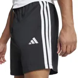 Shorts Adidas Essential Chelsea 3 Tiras, color negro con logo y tres tiras blancas en los laterales.