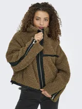 Campera de textura tipo teddy color marrón, con detalles en cuero sintético negro en el cuello, cierre frontal y mangas. Presenta cierre en los puños y diseño de corte recto.