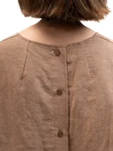 Remera marrón de lino con mangas cortas y corte holgado.