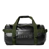 Bolso duffel de viaje Roark modelo Pony Keg de 60 litros, color negro con correas y detalles en verde militar, impermeable y con logo de la marca estampado en el frente.