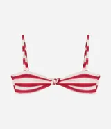 Top de bikini bandeau con estampado de rayas rojas y blancas, breteles ajustables y nudo en el busto. Confeccionado en microfibra.