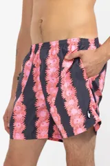 Short de baño negro con estampado de flores rosas, cintura elástica con cordón regulable, bolsillos laterales y bolsillo trasero con cierre.