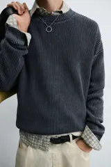 Jersey de punto con textura acanalada y efecto lavado, de corte relajado, cuello redondo y manga larga con puños y ruedo en rib.