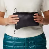 Campera técnica con capucha, de diseño acolchado y acabado brillante. Cuenta con cierre frontal completo, bolsillo con cremallera en el pecho y bolsillos laterales. Presenta puños elásticos y dobladillo ajustable para mayor retención de calor.
