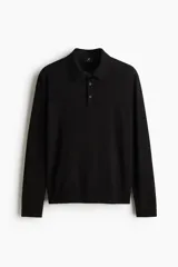Remera polo de manga larga en punto de lana merino suave, color negro, con cuello y tapeta de tres botones. Presenta ribetes acanalados en los puños y el bajo.