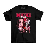 Remera negra de algodón con estampado estilo bootleg de la artista Nicki Nicole, presentando múltiples imágenes de la cantante y tipografía destacada en rojo y blanco.