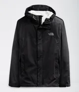 Campera impermeable negra con capucha ajustable, cierre frontal con solapa y bolsillos laterales con cierre.