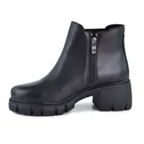 Bota corta color beige con elásticos laterales, taco cuadrado y suela track.