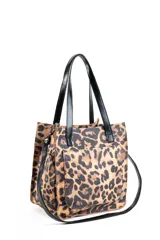 Cartera tipo bolso con estampado animal print de leopardo. Cuenta con doble asa corta de cuero negro y una correa larga ajustable y extraíble. Presenta un bolsillo frontal externo y cierre principal.